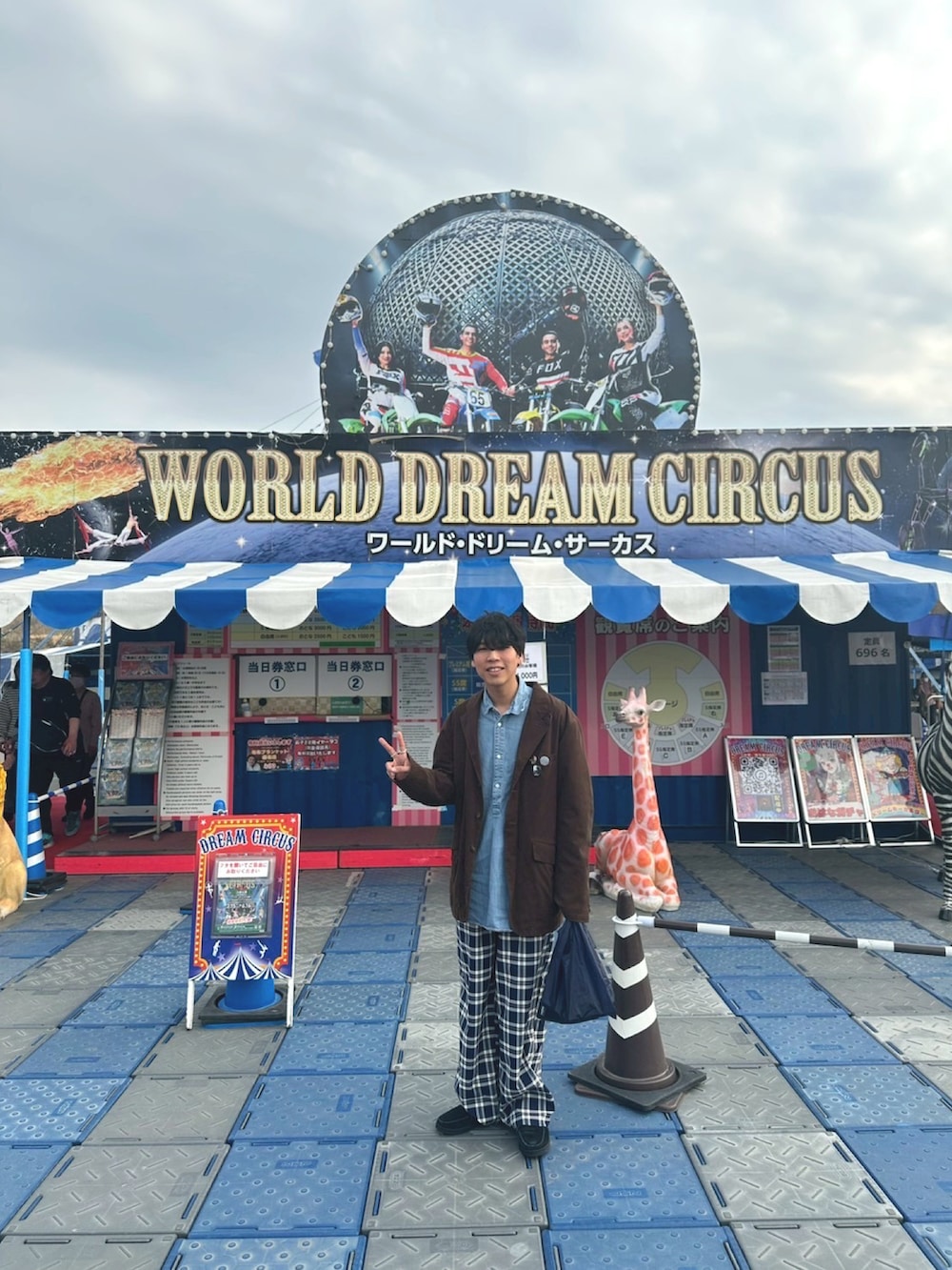「休日スタイル、テーラードジャケット、デニムシャツ、春めき満開コーデ、花見、チェックパンツ、古着MIX、mont-bell、春服コーデ、カキトウサードステージ」｜「MANEBUの【MANEBU/マネブ】CIAOPANIC別注BITCH SUEDE MOCCASIN SLIPPER/ビットモカシン/ビットローファー/サンダル（サンダル、ブラック系）」を使った、あんころもちさん（メンズ・176cm）の春コーディネートの4枚目の写真