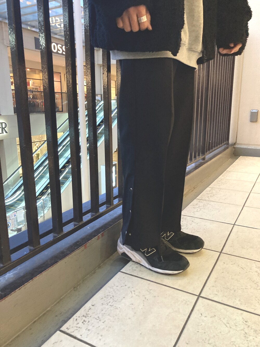 「クリスマスに着たい服、ボア、ライン、adidas、ジャージ、フレアパンツ、Wrangler、ウエスタン、TOWNCRAFT、グレーパーカー、カキトウ真骨頂」｜「my beautiful landletの【my beautiful landlet】 switching boa jersey（ブルゾン、ブラック系）」を使った、あんころもちさん（メンズ・176cm）の冬コーディネートの2枚目の写真