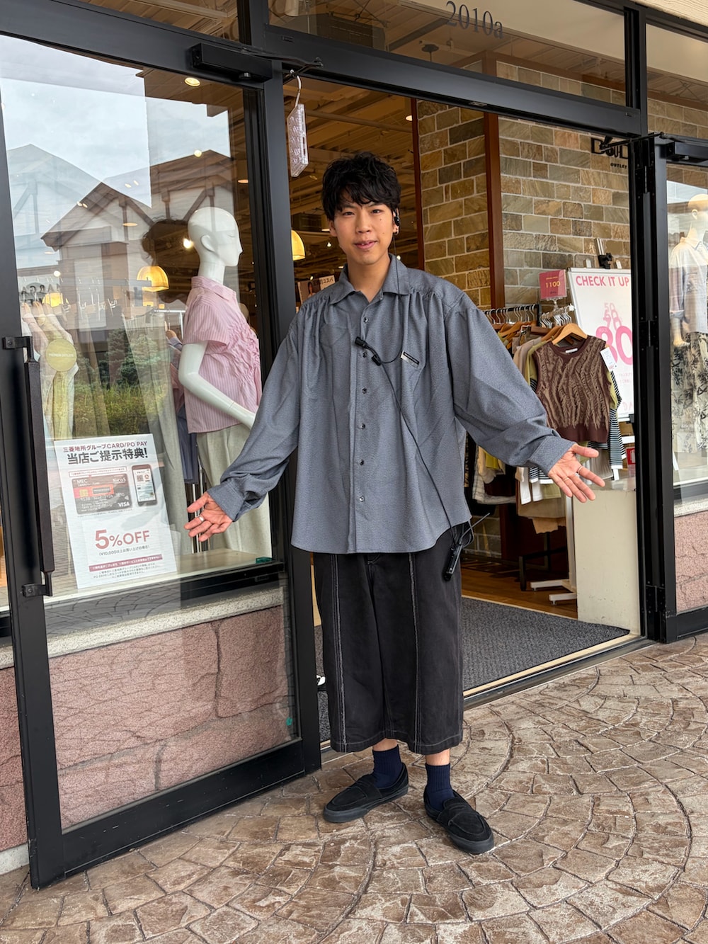 グレー系のシャツ/ブラウス、ブラック系のその他パンツ、ブラック系のスニーカーを着用したメンズの夏コーディネートの2枚目の写真