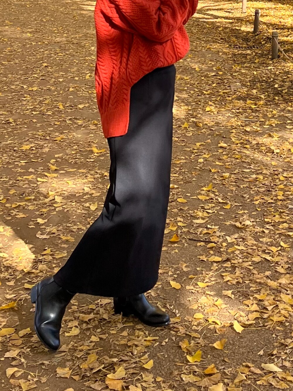 ブラック系のブーツ、オレンジ系のニット/セーターを着用したレディースの秋コーディネートの2枚目の写真