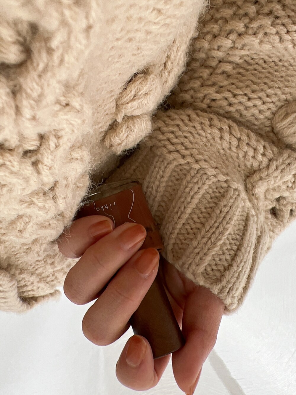 ホワイト系のブーツ、ベージュ系のその他パンツ、ベージュ系のカーディガン/ボレロを着用したレディースの冬コーディネートの3枚目の写真