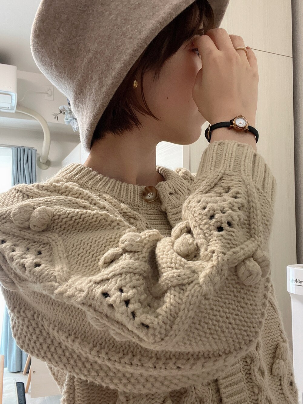 ホワイト系のブーツ、ベージュ系のその他パンツ、ベージュ系のカーディガン/ボレロを着用したレディースの冬コーディネートの2枚目の写真