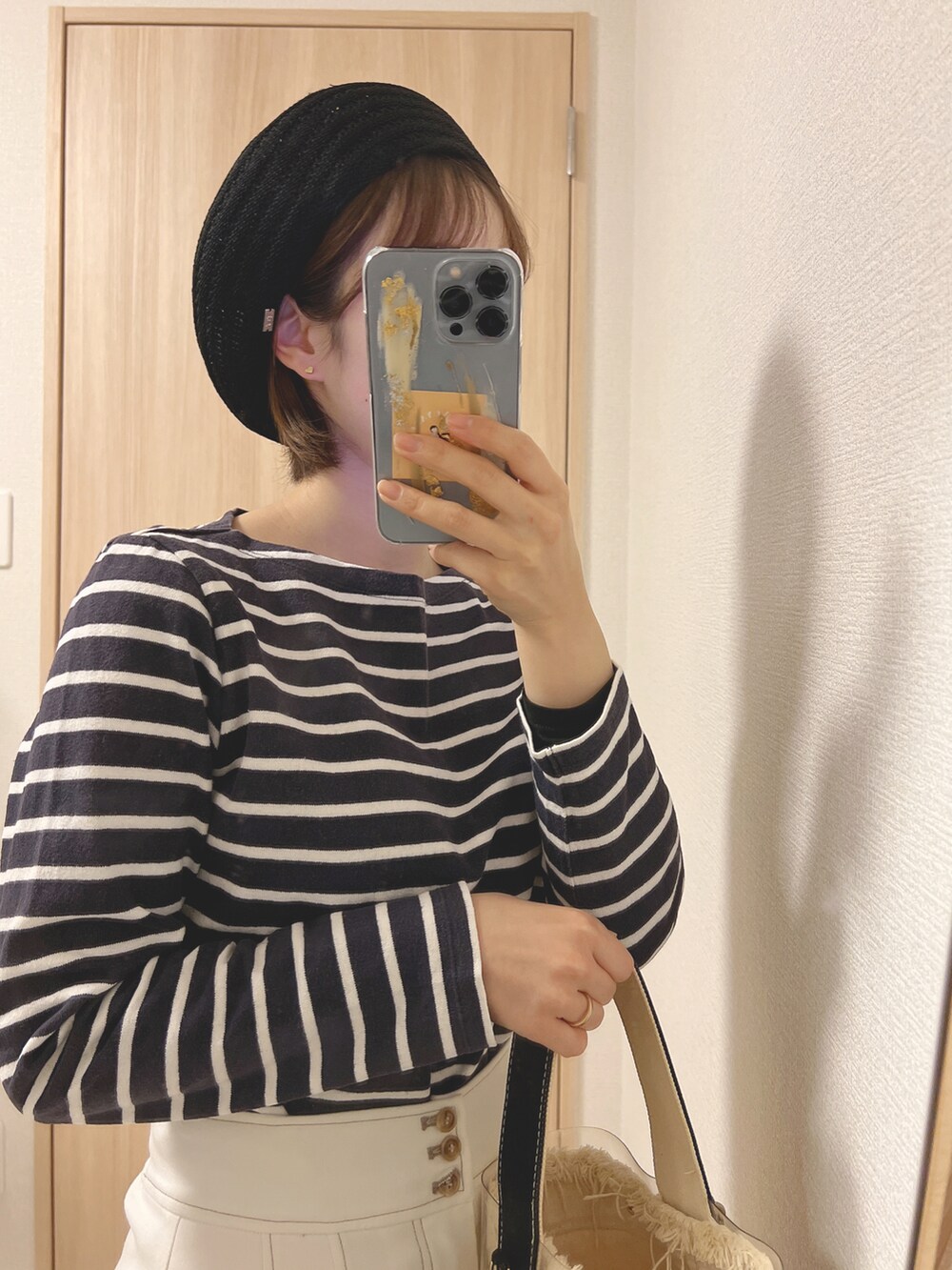 ブルー系のTシャツ/カットソー、ブラック系のショルダーバッグ、ホワイト系のパンツを着用したレディースの春コーディネートの2枚目の写真