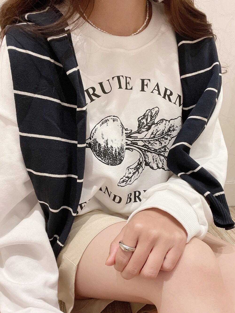 ホワイト系のスウェットを着用したレディースの冬コーディネートの2枚目の写真