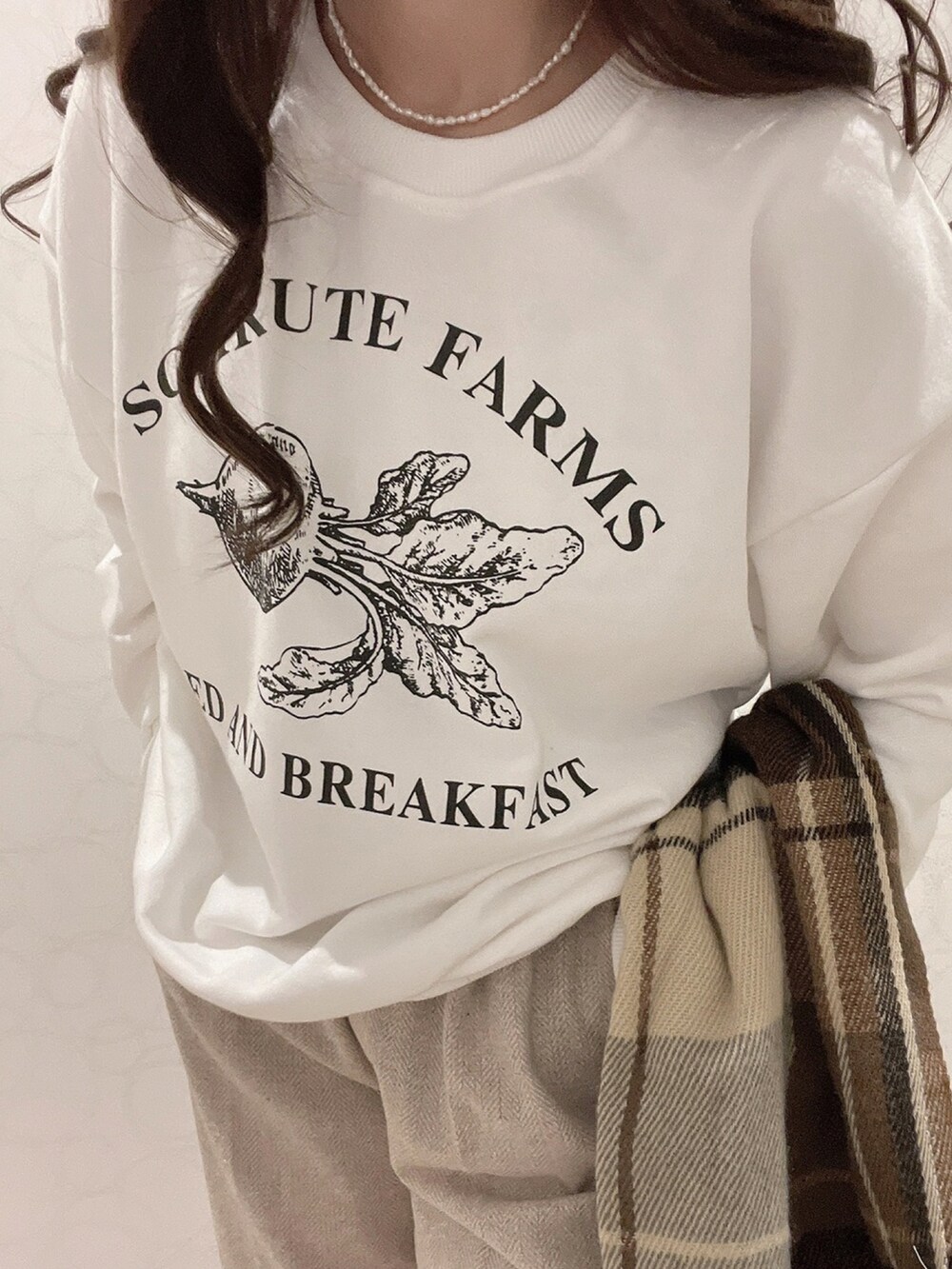 ホワイト系のスウェットを着用したレディースの冬コーディネートの3枚目の写真