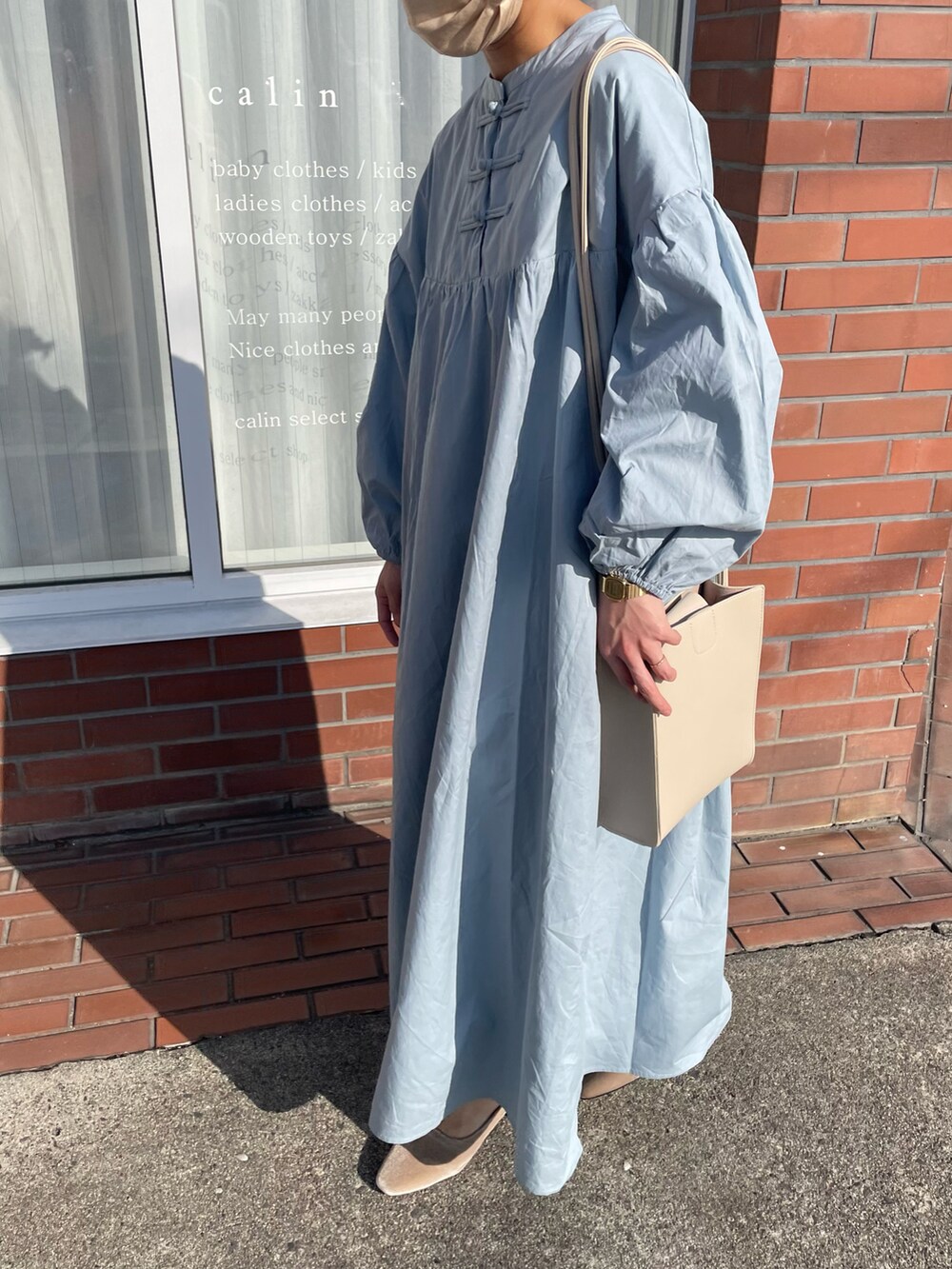 ブルー系のワンピースを着用したレディースの冬コーディネートの2枚目の写真