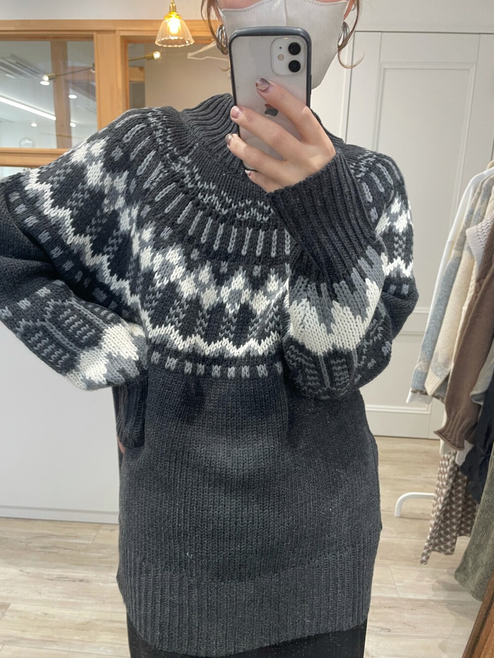 グレー系のニット/セーターを着用したレディースの冬コーディネートの2枚目の写真