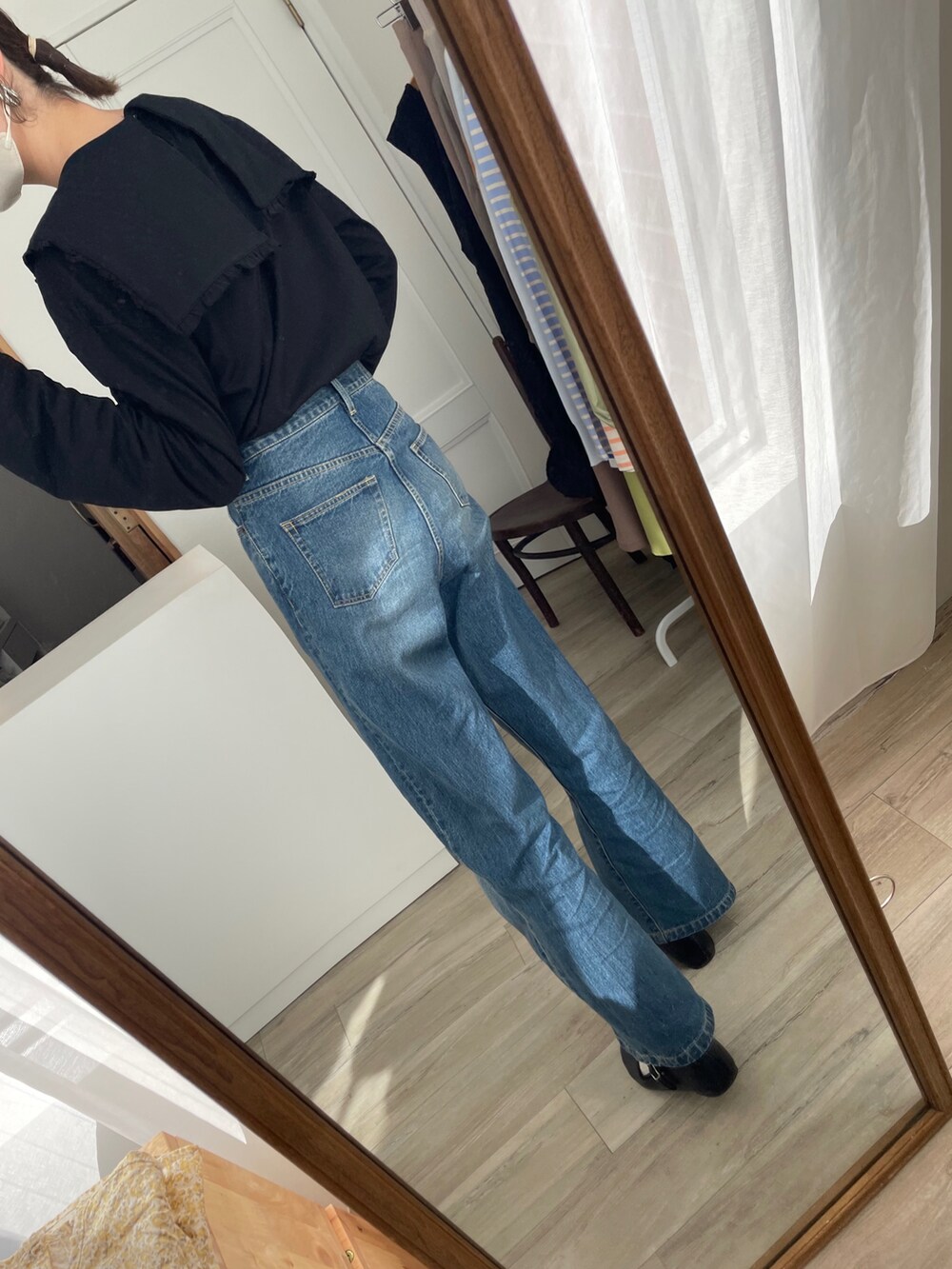 ブラック系のTシャツ/カットソーを着用したレディースの冬コーディネートの2枚目の写真