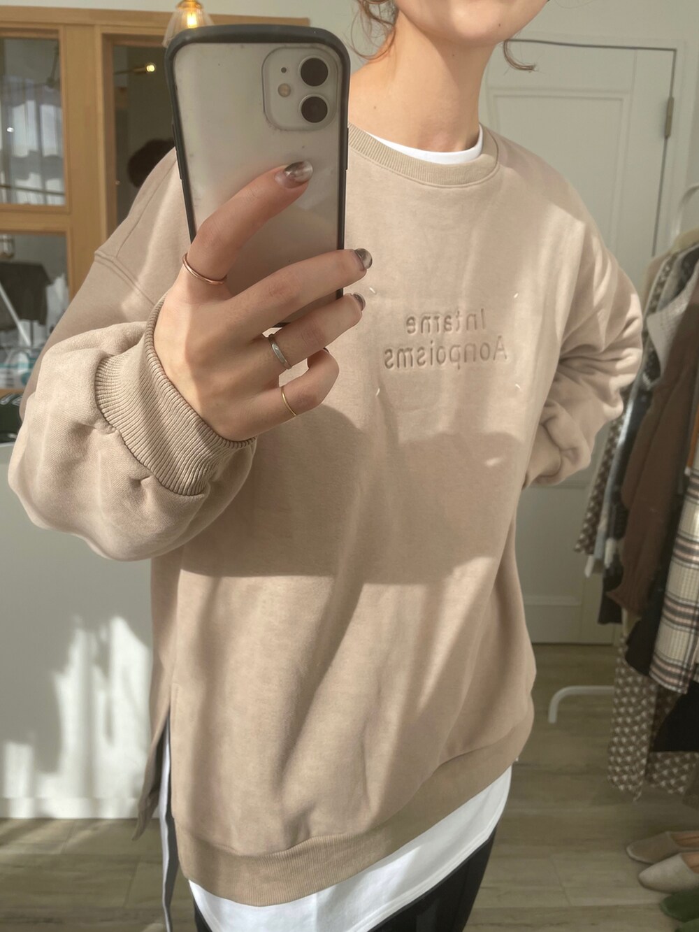 ベージュ系のスウェットを着用したレディースの冬コーディネートの2枚目の写真