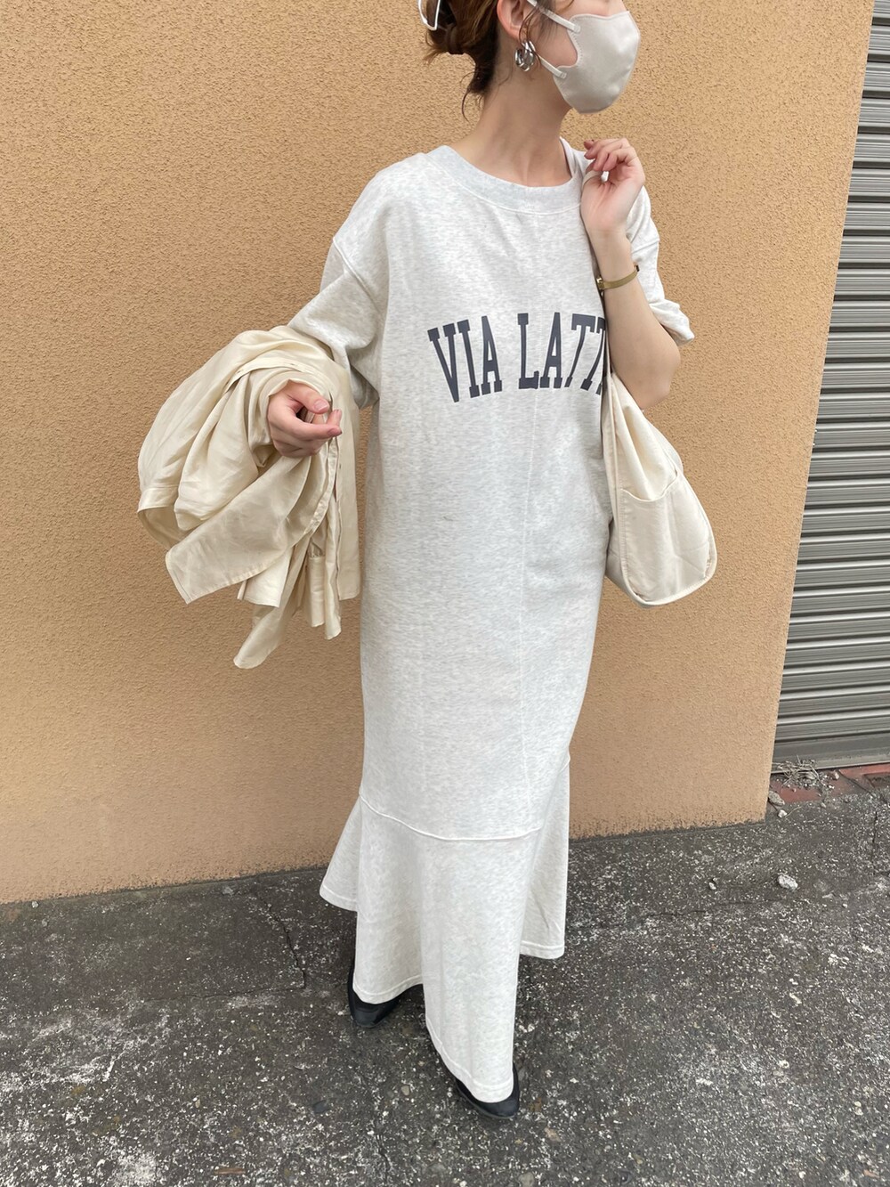 ホワイト系のワンピース/ドレスを着用したレディースの春コーディネートの2枚目の写真