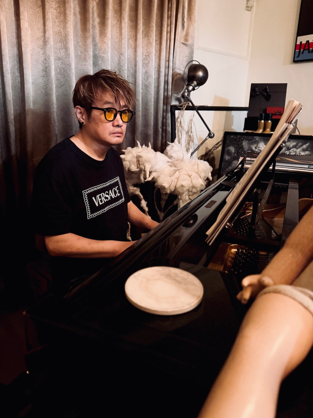 ブルー系のTシャツ/カットソー、ブルー系のデニムパンツを着用したメンズの秋コーディネートの2枚目の写真