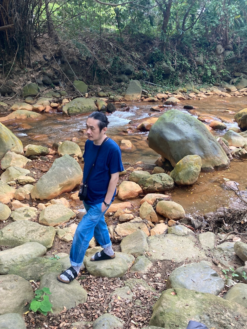 ブラック系のスリッポンを着用したメンズの春コーディネートの5枚目の写真