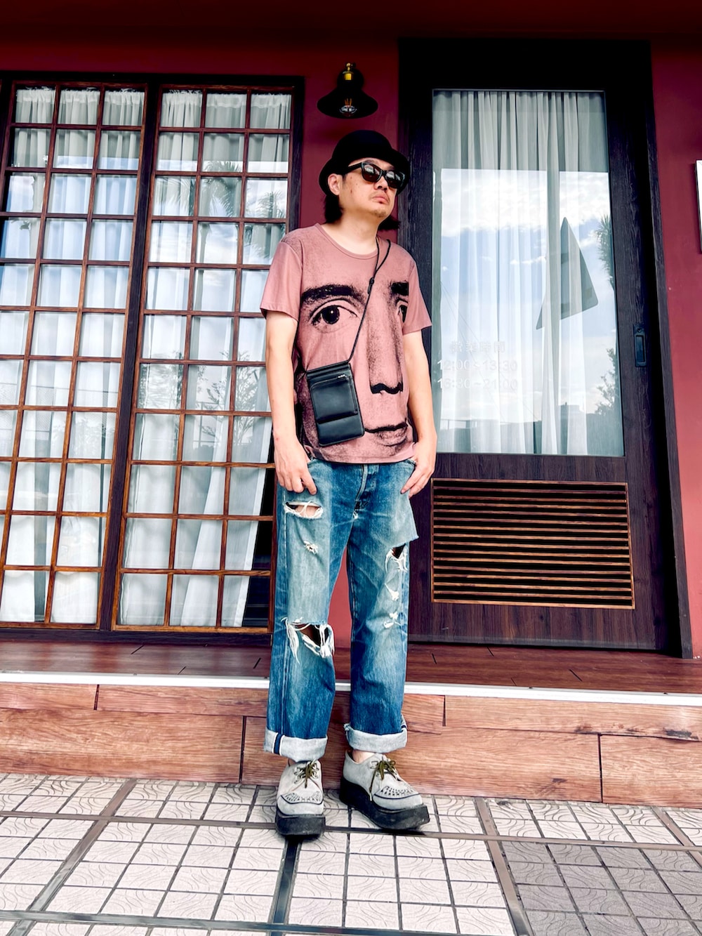 その他のTシャツ/カットソー、ブルー系のデニムパンツ、ベージュ系のローファーを着用したメンズの秋コーディネートの2枚目の写真