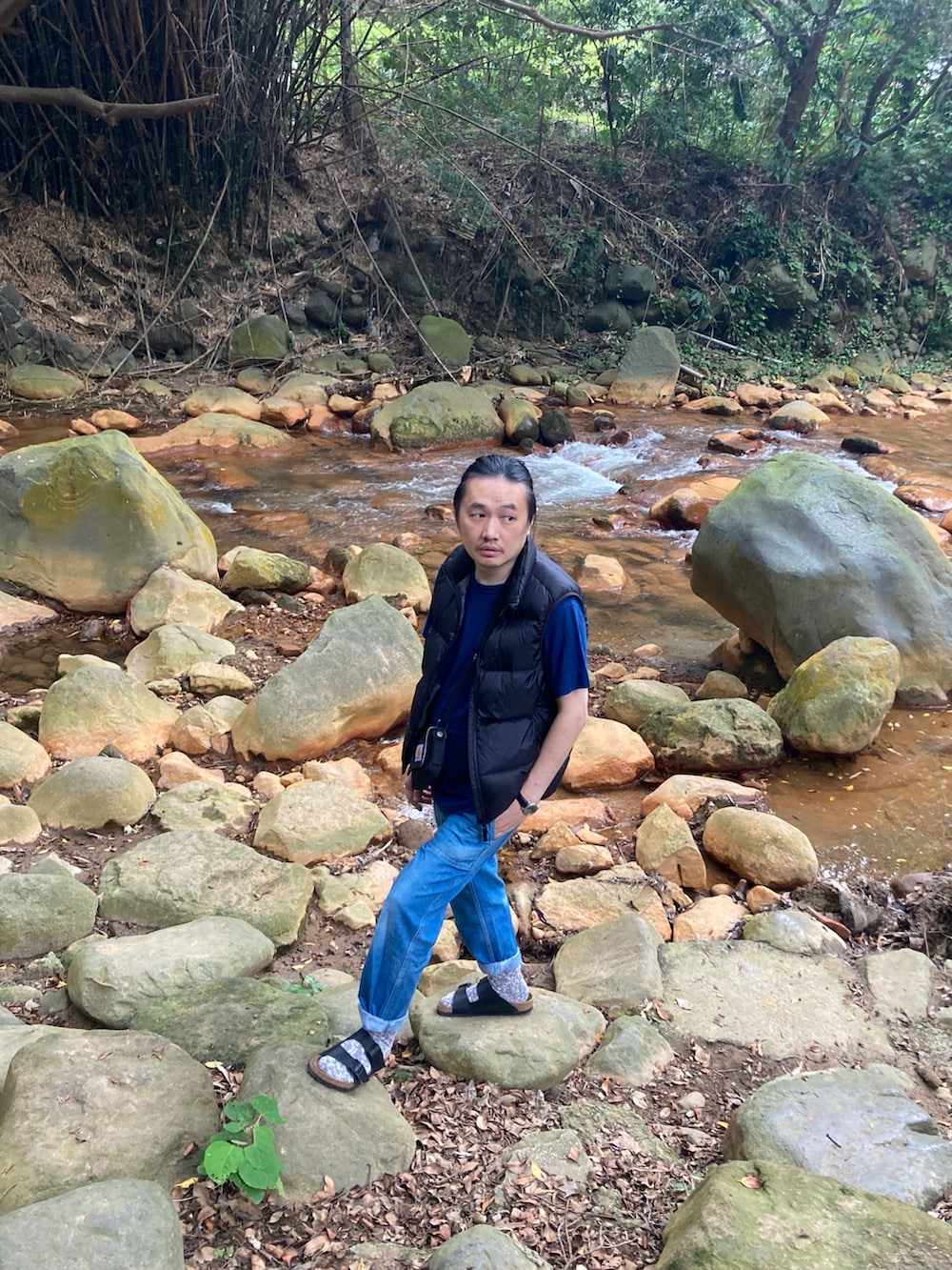 ブラック系のスリッポンを着用したメンズの春コーディネートの4枚目の写真