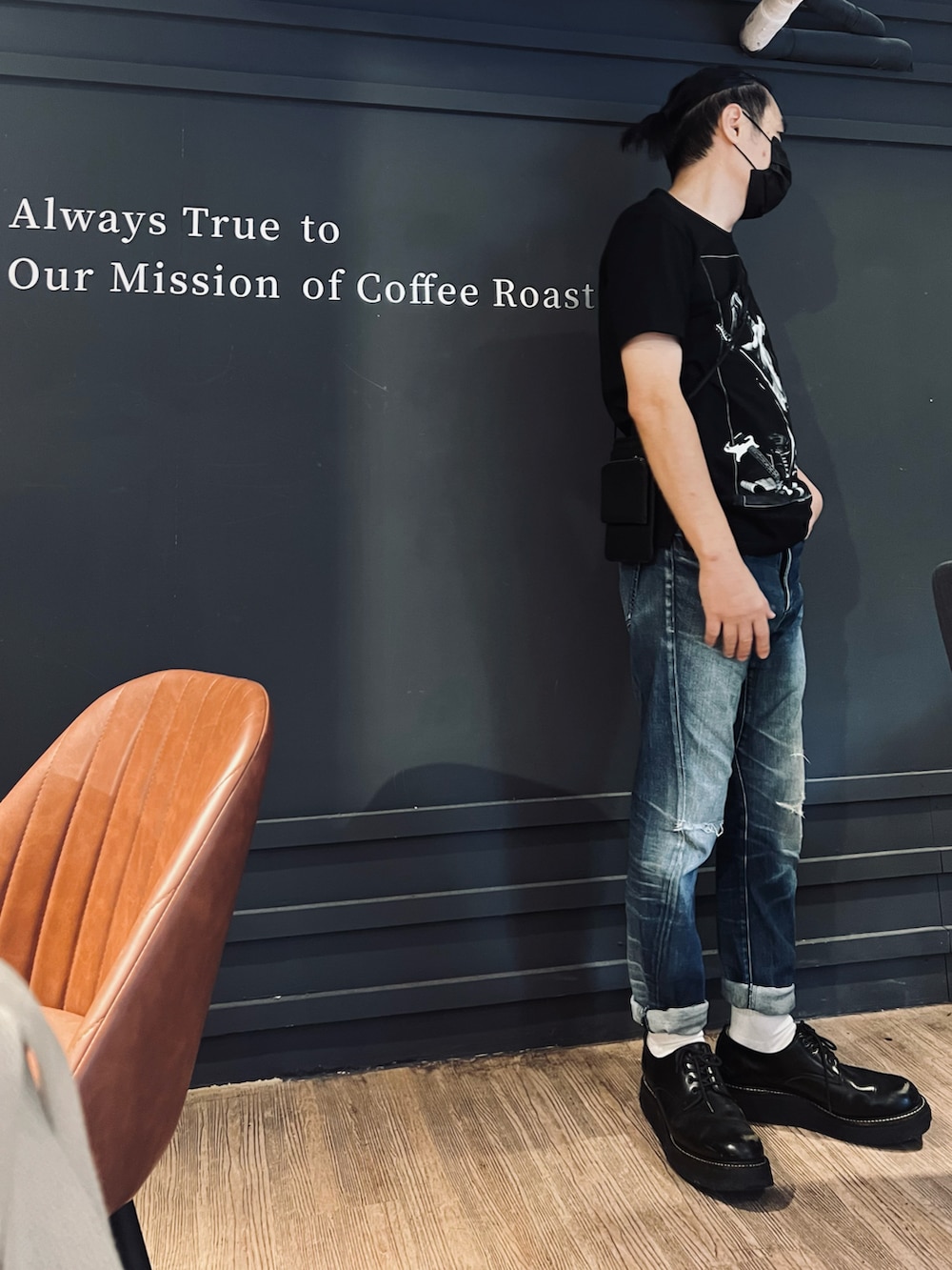 ブラック系のTシャツ/カットソー、ブルー系のデニムパンツ、ブラック系のローファーを着用したメンズの秋コーディネートの2枚目の写真