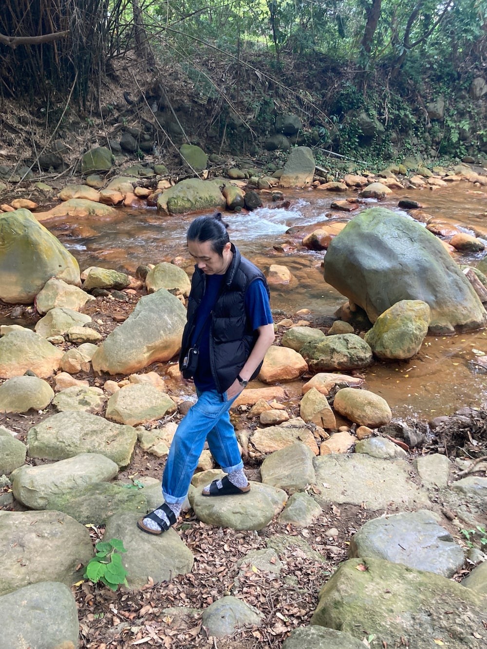 ブラック系のスリッポンを着用したメンズの春コーディネートの3枚目の写真