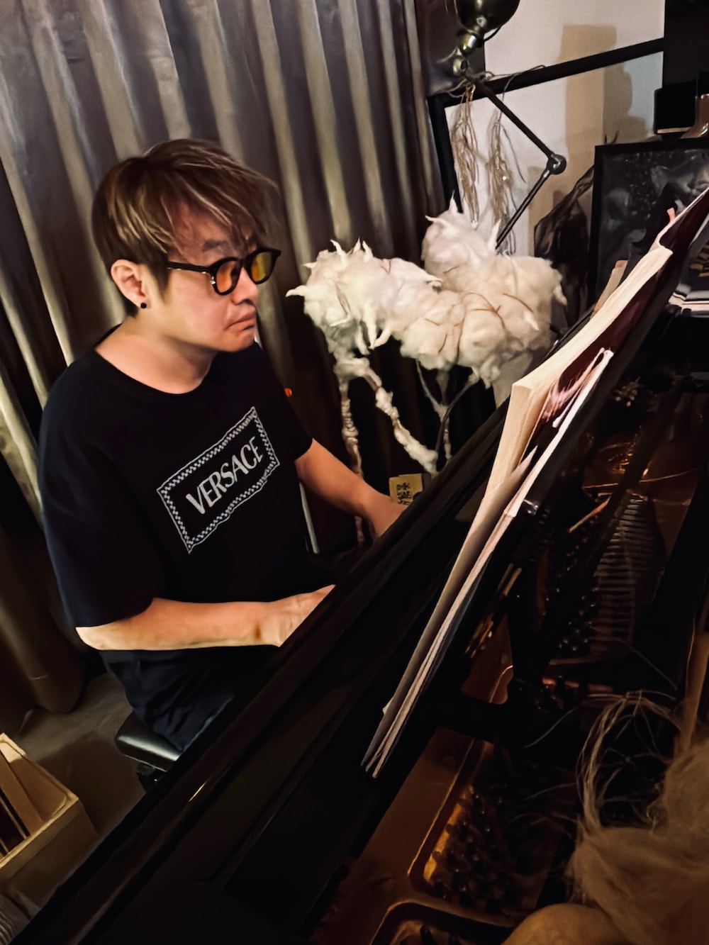 ブルー系のTシャツ/カットソー、ブルー系のデニムパンツを着用したメンズの秋コーディネートの3枚目の写真