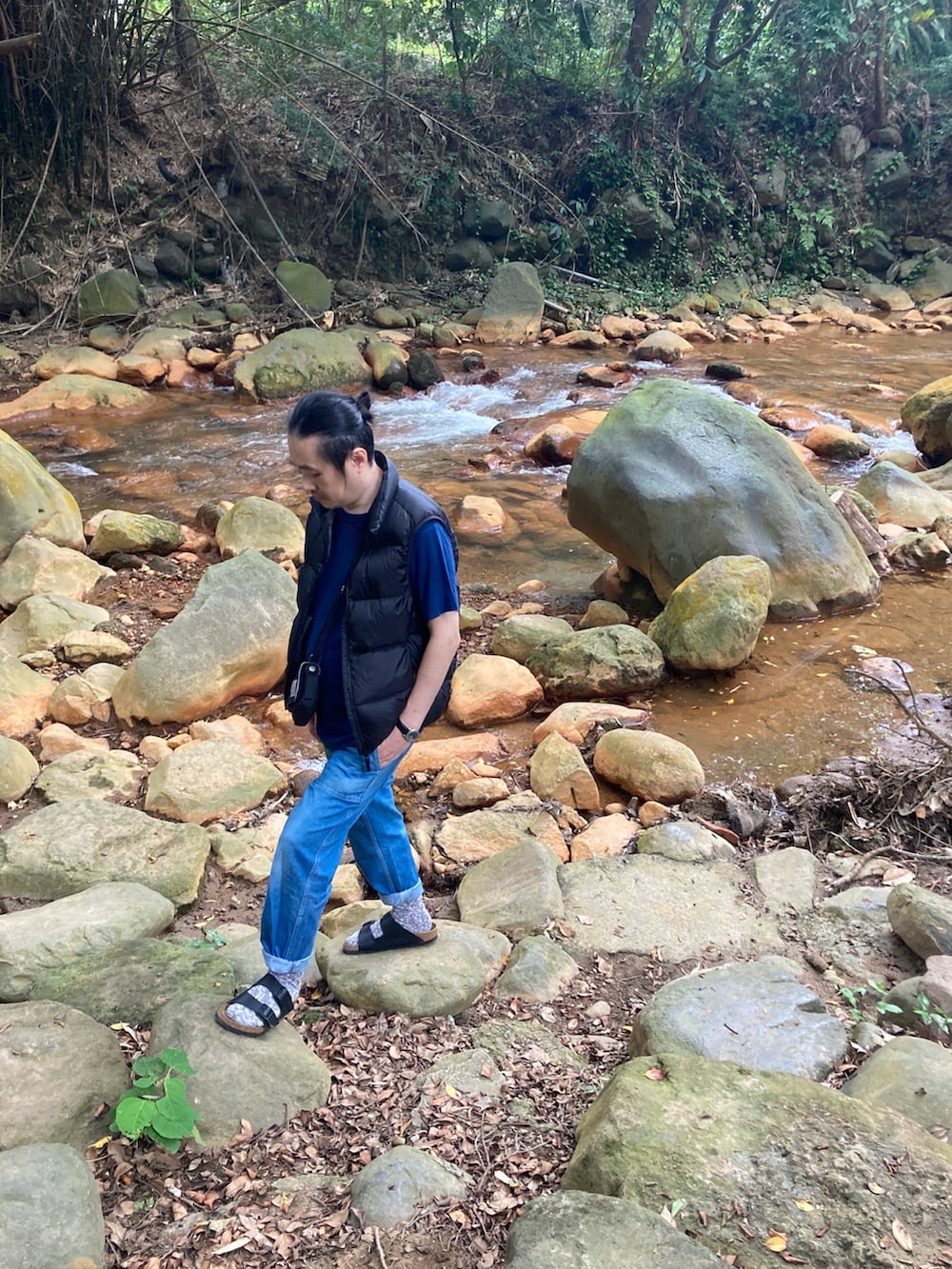 ブラック系のスリッポンを着用したメンズの春コーディネートの2枚目の写真