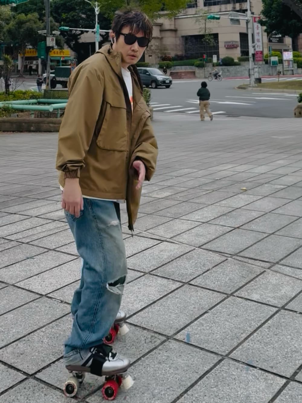 ブルー系のデニムパンツ、ベージュ系のジャケット/アウター、シルバー系のスニーカーを着用したメンズの春コーディネートの2枚目の写真