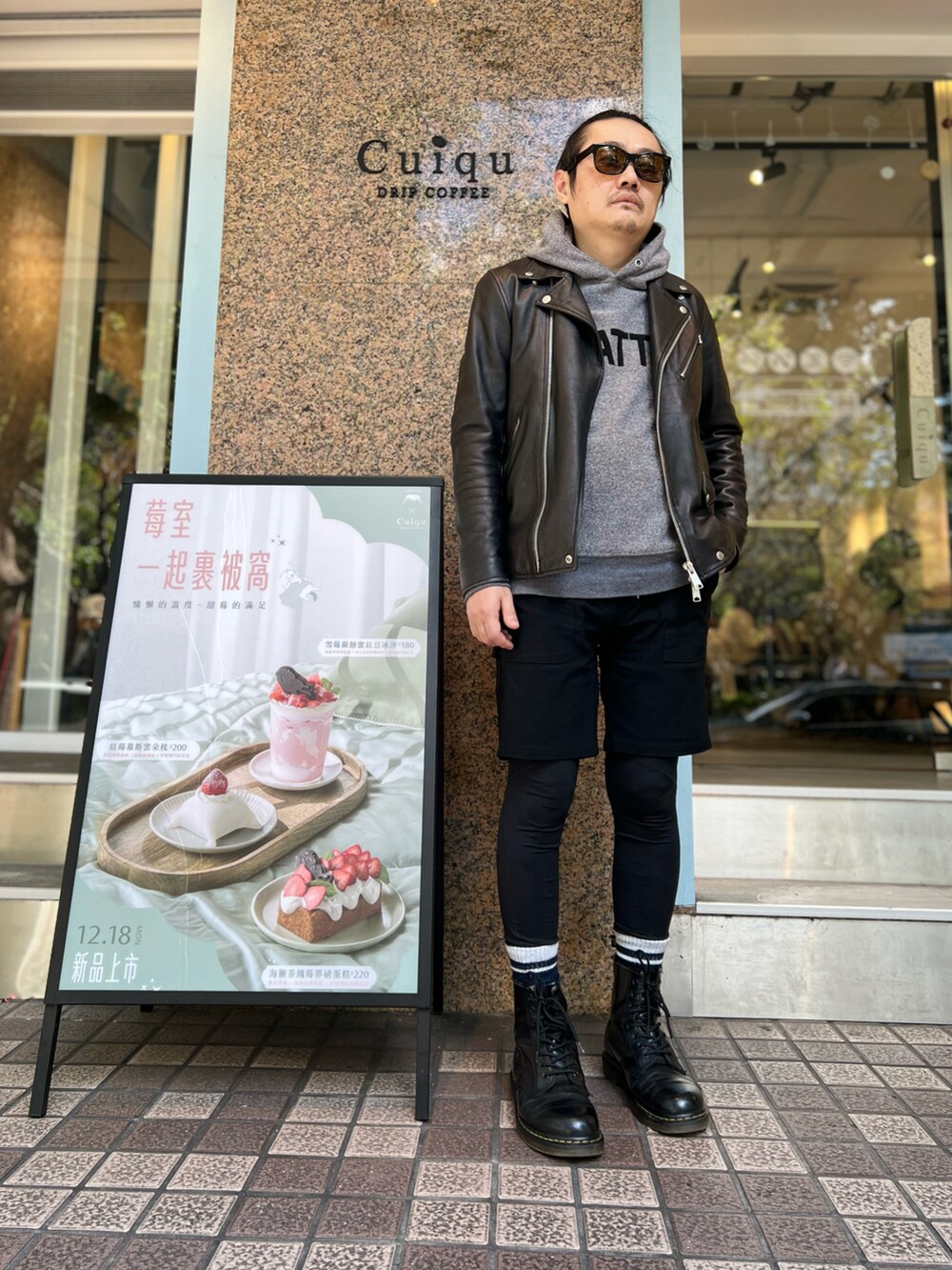 ブラック系のブーツ、ブラック系のその他パンツ、ブラック系のライダースジャケットを着用したメンズの冬コーディネートの3枚目の写真