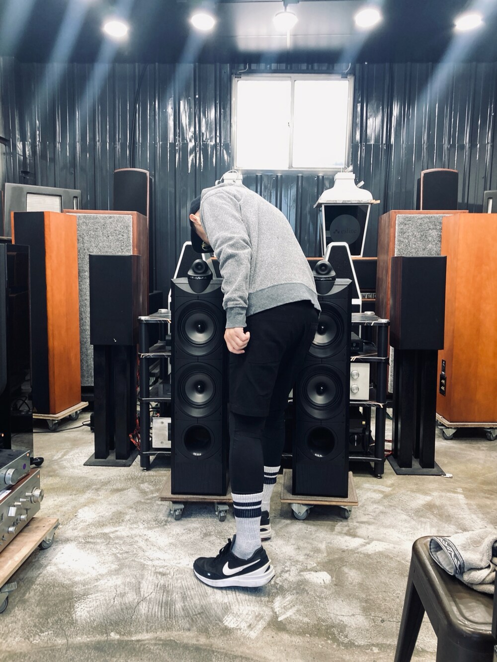 ブラック系のスニーカー、ブラック系のその他パンツ、グレー系のパーカーを着用したメンズの冬コーディネートの2枚目の写真