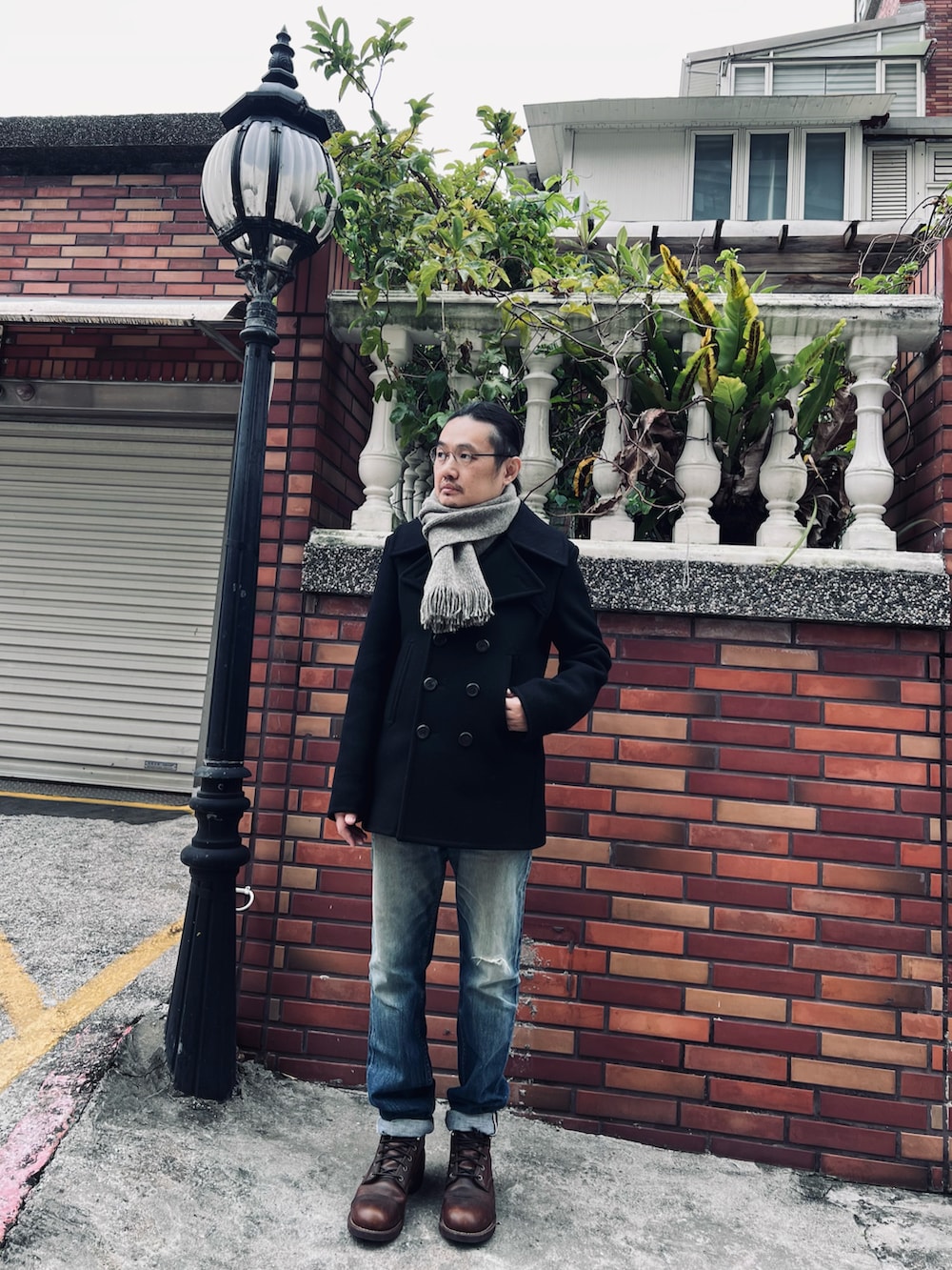 ブラック系のその他アウター、ブルー系のデニムパンツ、ブラウン系のブーツを着用したメンズの春コーディネートの2枚目の写真