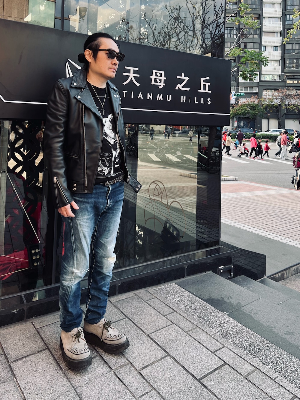 ブルー系のデニムパンツ、ブラック系のライダースジャケット、ブラック系のTシャツ/カットソーを着用したメンズの冬コーディネートの2枚目の写真