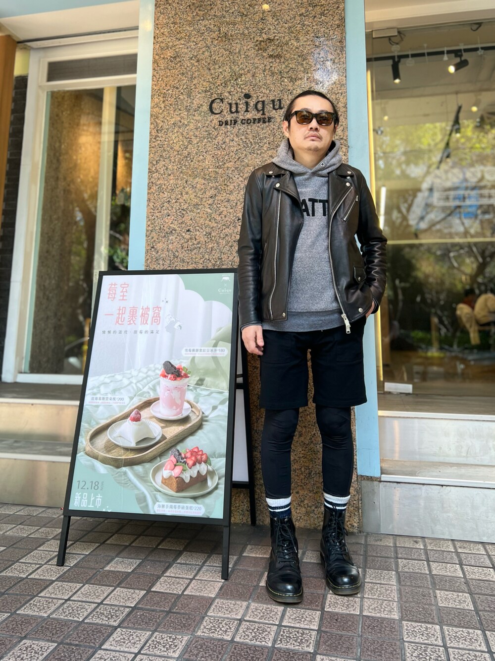 ブラック系のブーツ、ブラック系のその他パンツ、ブラック系のライダースジャケットを着用したメンズの冬コーディネートの2枚目の写真