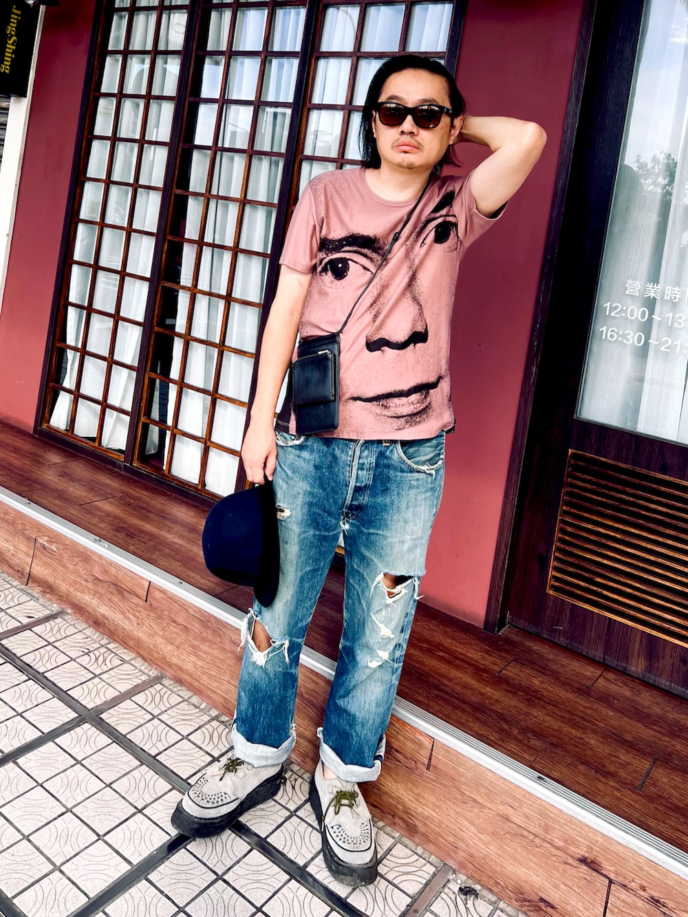 その他のTシャツ/カットソー、ブルー系のデニムパンツ、ベージュ系のローファーを着用したメンズの秋コーディネートの3枚目の写真