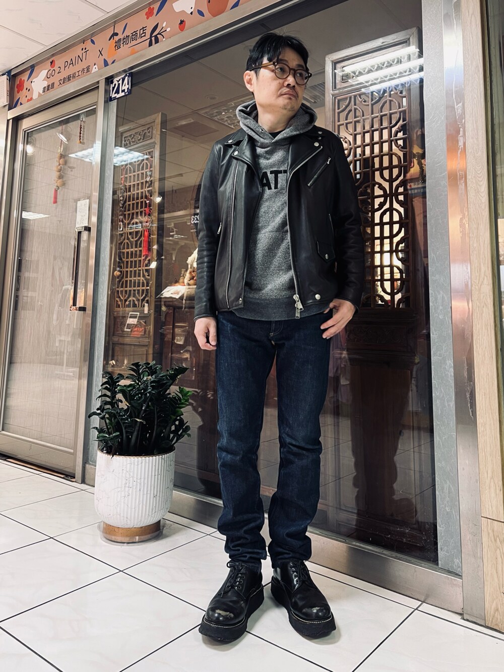 ブルー系のデニムパンツ、シルバー系のパーカー、ブラック系のスリッポンを着用したメンズの冬コーディネートの2枚目の写真