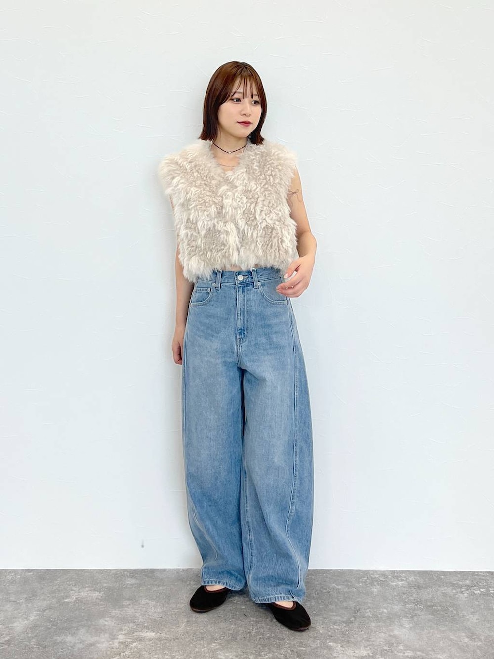 「きれいめ、高見え、韓国系、デート/ロマンティック、女子会、SNAP_apart by lowrys、女子ウケ、モード、ナチュラル、apart by lowrys、着痩せ・細見え」｜「A part byのApbコクーンデニムパンツ（デニムパンツ、ブルー系）」を使った、kiiさん（レディース・157cm）の夏コーディネートの2枚目の写真