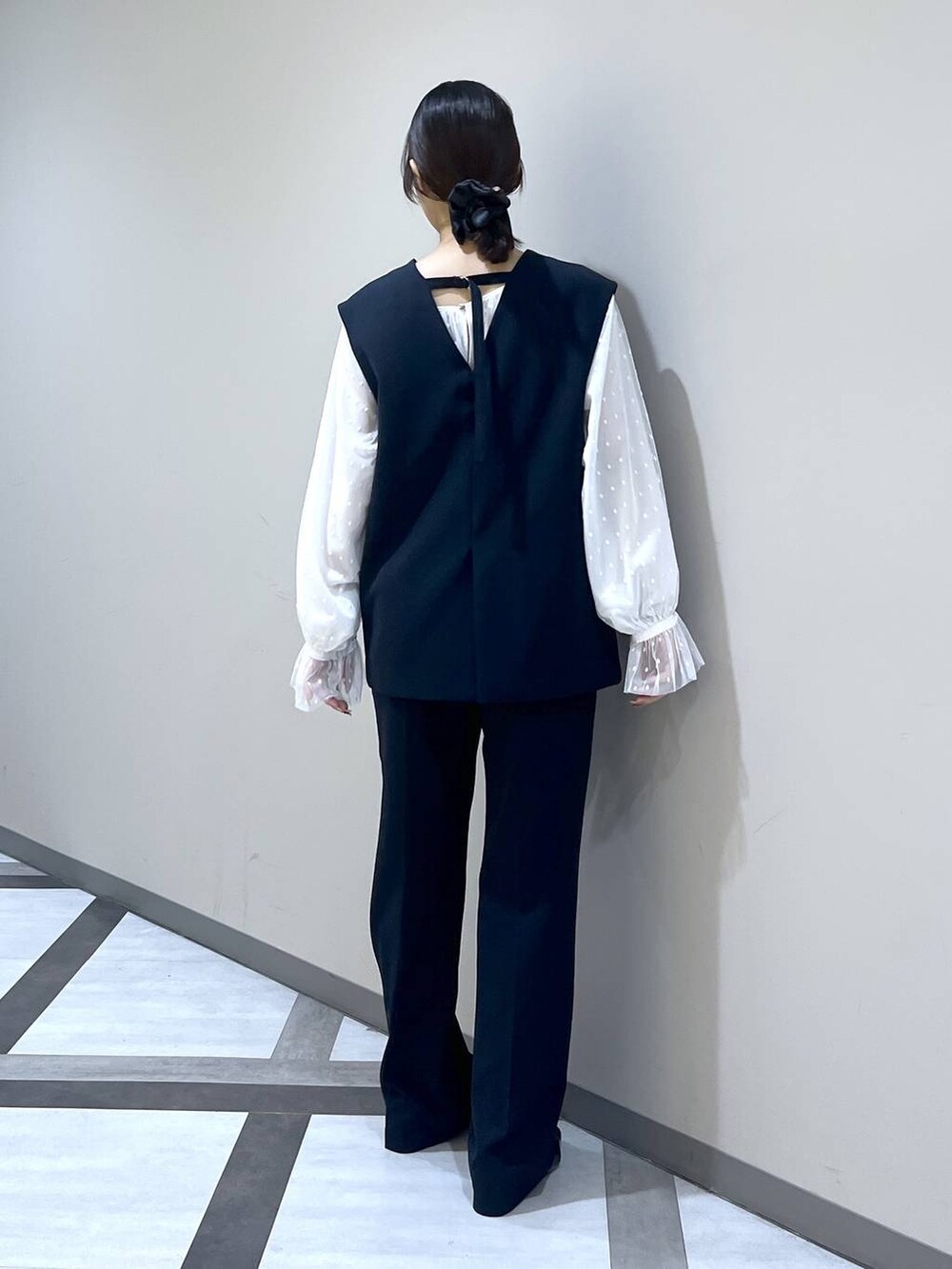 ブラック系のローファー、ブラック系のスーツセット、ホワイト系のシャツ/ブラウスを着用したレディースの冬コーディネートの4枚目の写真