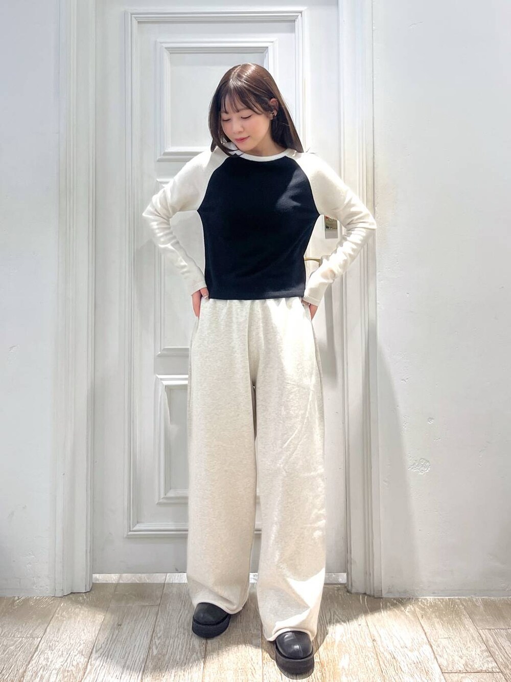 ブラック系のニット/セーターを着用したレディースの冬コーディネートの4枚目の写真