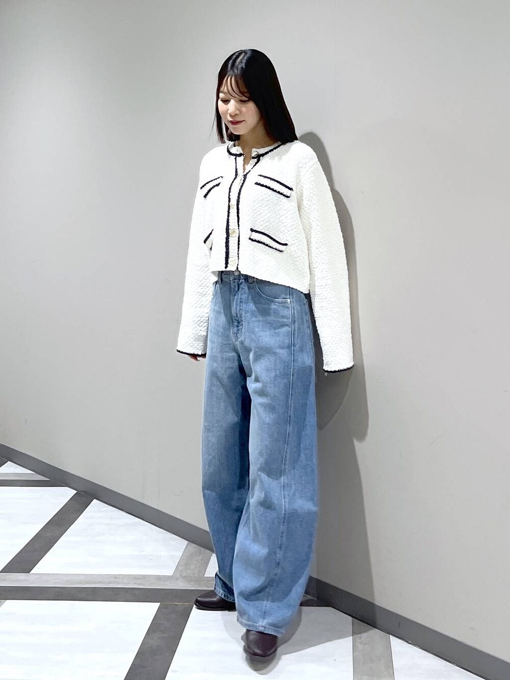 ブルー系のデニムパンツ、ホワイト系のカーディガン/ボレロを着用したレディースの冬コーディネートの5枚目の写真