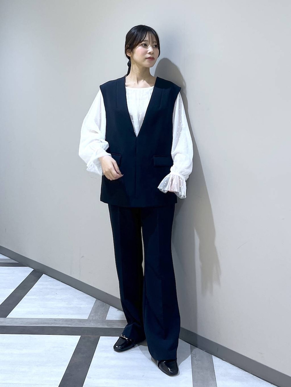 ブラック系のローファー、ブラック系のスーツセット、ホワイト系のシャツ/ブラウスを着用したレディースの冬コーディネートの5枚目の写真