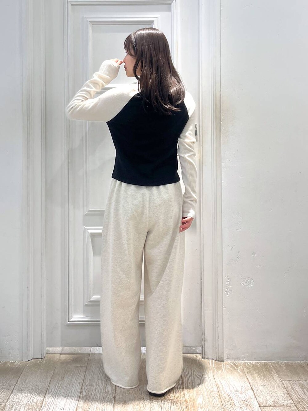 ブラック系のニット/セーターを着用したレディースの冬コーディネートの3枚目の写真