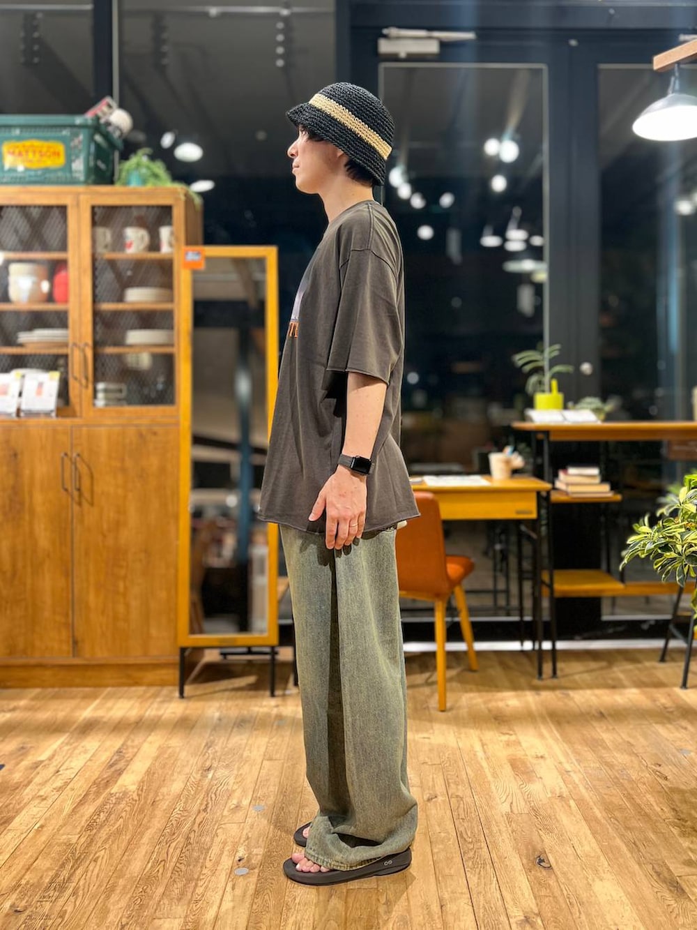 グレー系のショルダーバッグ、ブラック系のサンダル、グレー系のTシャツ/カットソーを着用したメンズの夏コーディネートの4枚目の写真
