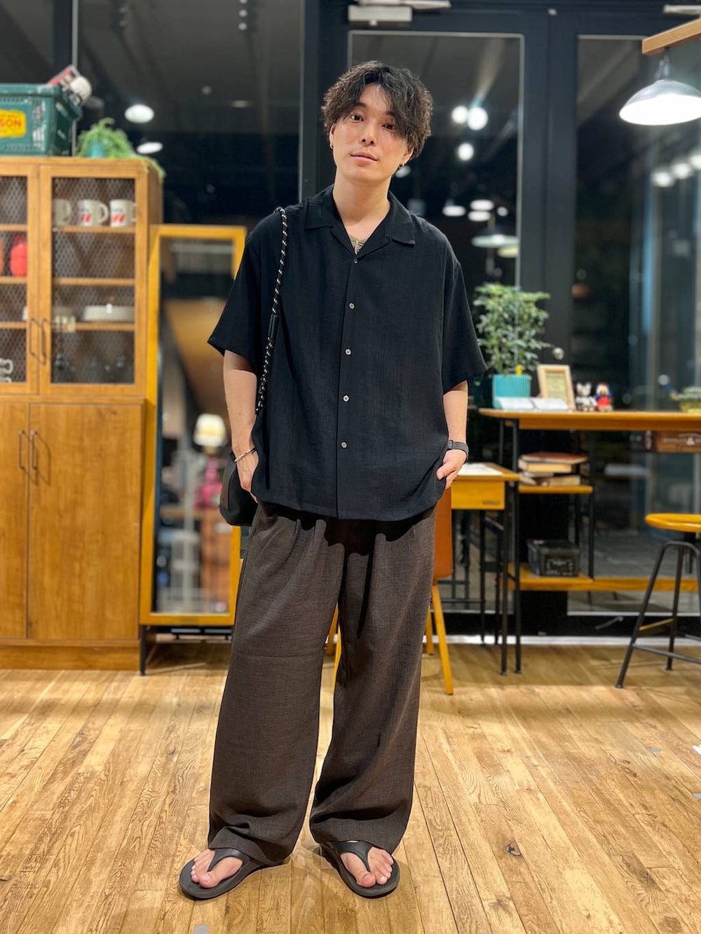 ブラウン系のその他パンツ、ブラック系のショルダーバッグ、ブラック系のサンダルを着用したメンズの夏コーディネートの2枚目の写真