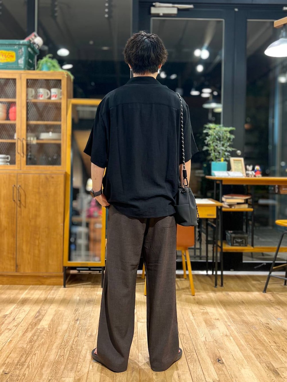 ブラウン系のその他パンツ、ブラック系のショルダーバッグ、ブラック系のサンダルを着用したメンズの夏コーディネートの5枚目の写真