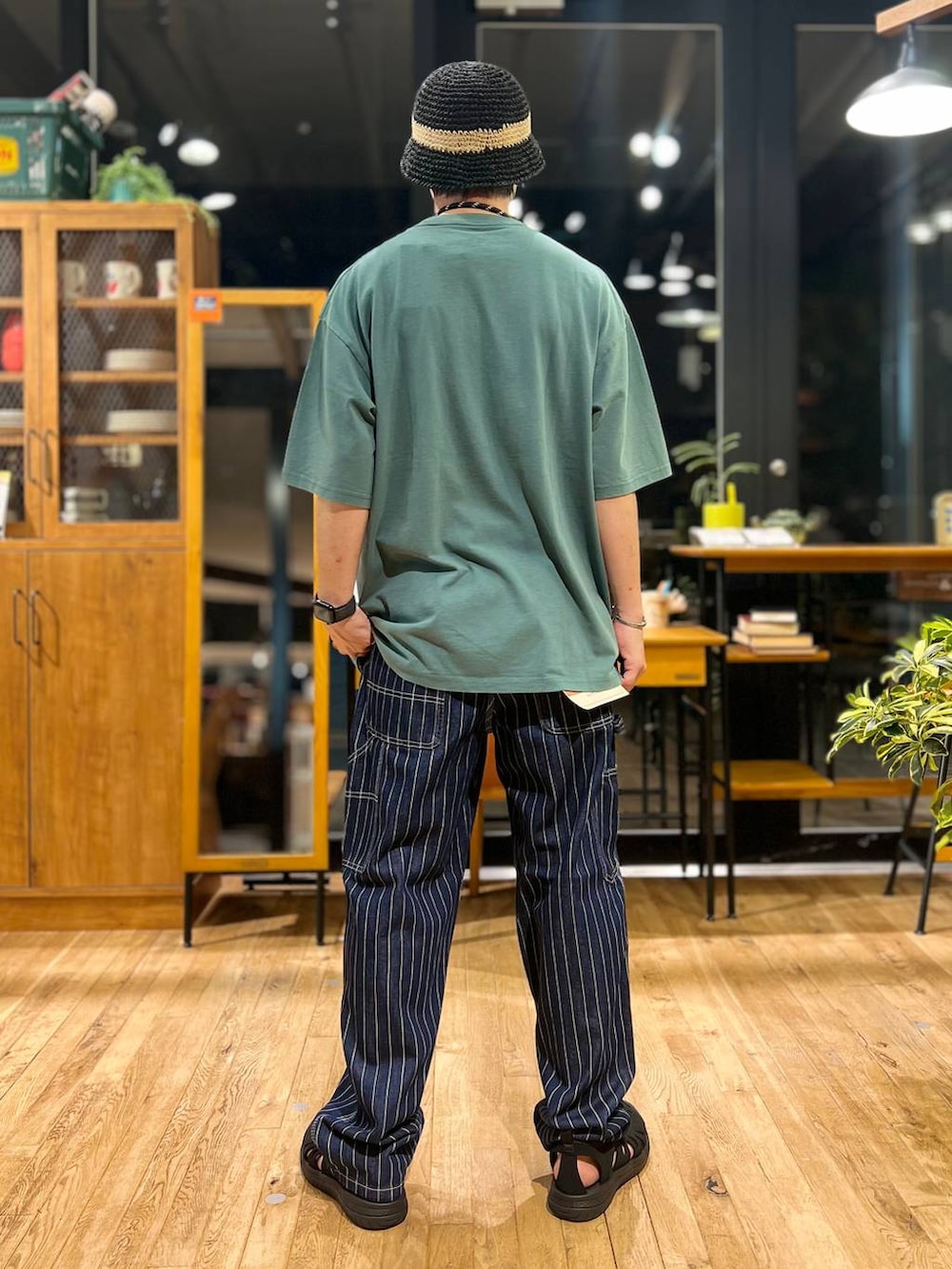 グレー系のショルダーバッグ、グリーン系のTシャツ/カットソー、ブラック系のサンダルを着用したメンズの夏コーディネートの5枚目の写真