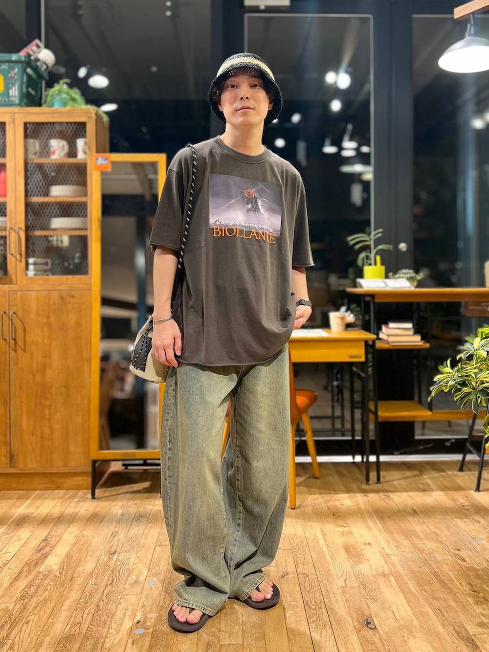 グレー系のショルダーバッグ、ブラック系のサンダル、グレー系のTシャツ/カットソーを着用したメンズの夏コーディネートの2枚目の写真