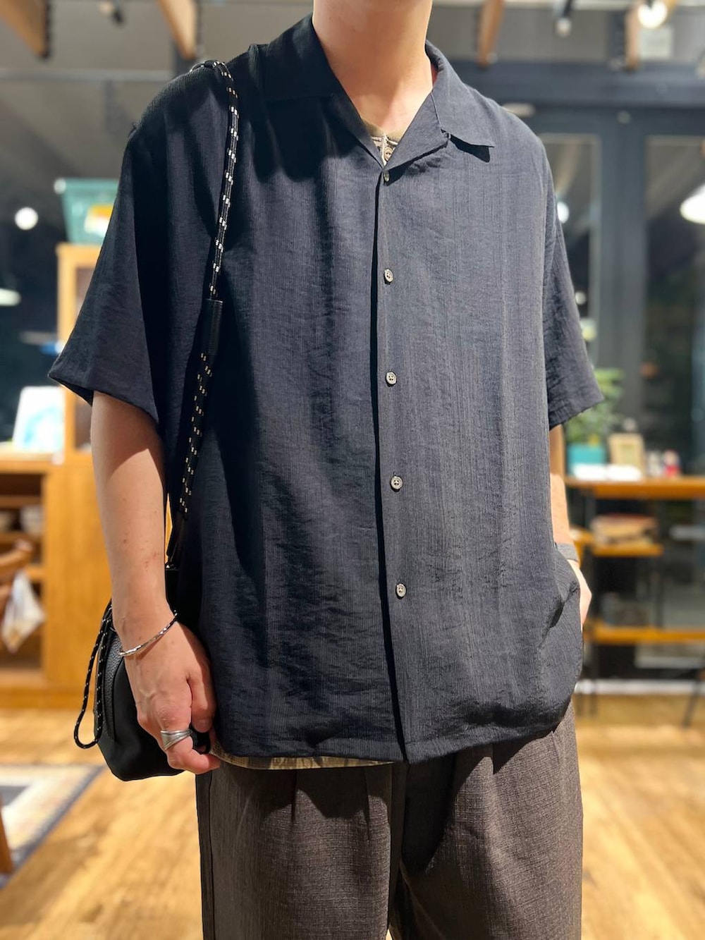 ブラウン系のその他パンツ、ブラック系のショルダーバッグ、ブラック系のサンダルを着用したメンズの夏コーディネートの6枚目の写真