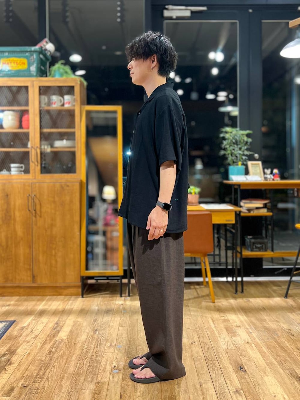 ブラウン系のその他パンツ、ブラック系のショルダーバッグ、ブラック系のサンダルを着用したメンズの夏コーディネートの4枚目の写真