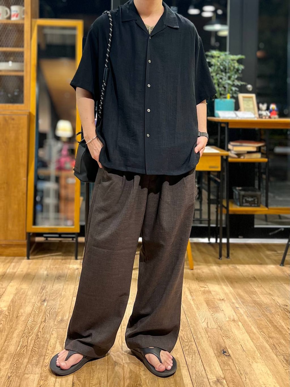 ブラウン系のその他パンツ、ブラック系のショルダーバッグ、ブラック系のサンダルを着用したメンズの夏コーディネートの3枚目の写真