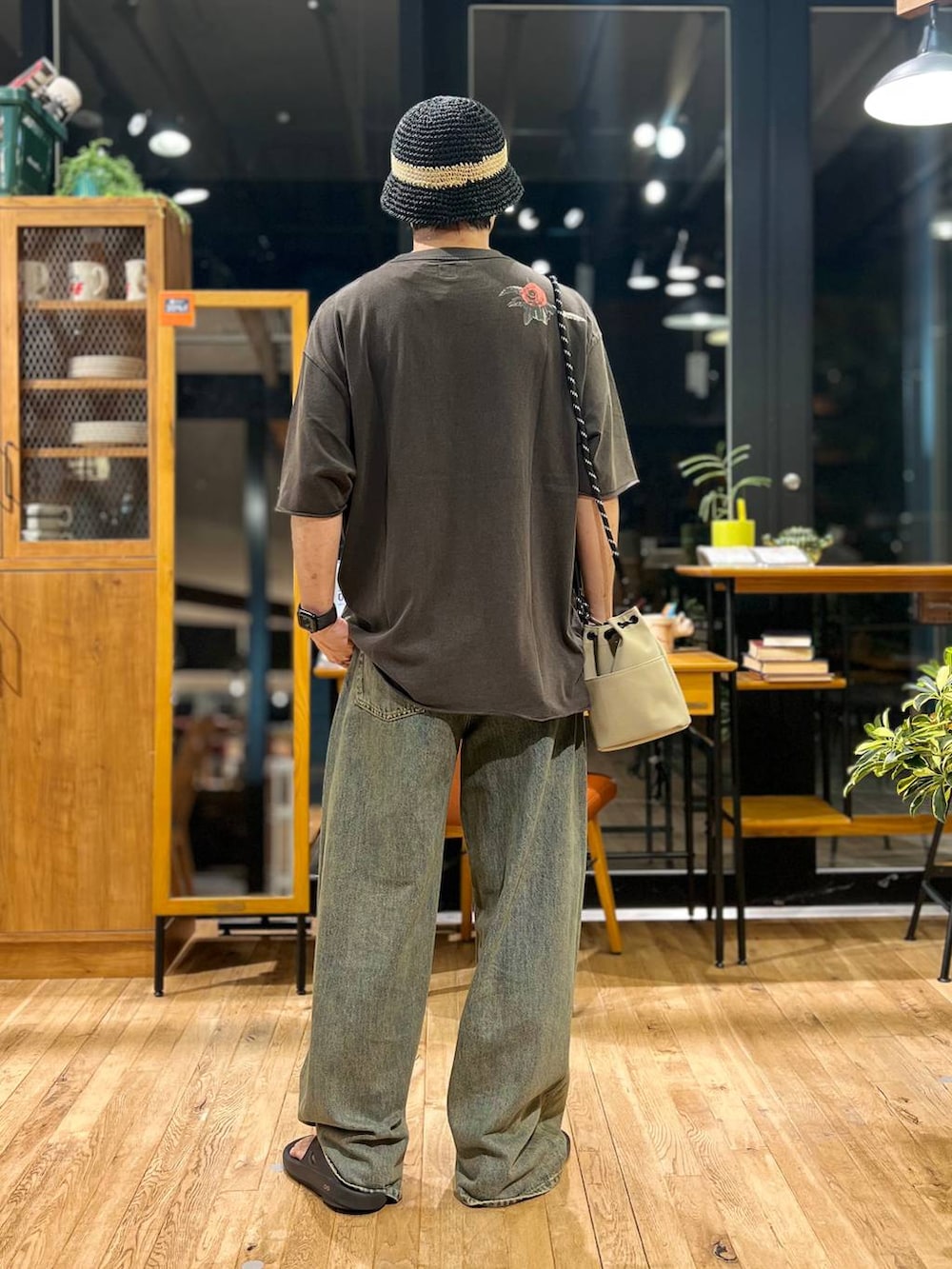 グレー系のショルダーバッグ、ブラック系のサンダル、グレー系のTシャツ/カットソーを着用したメンズの夏コーディネートの5枚目の写真