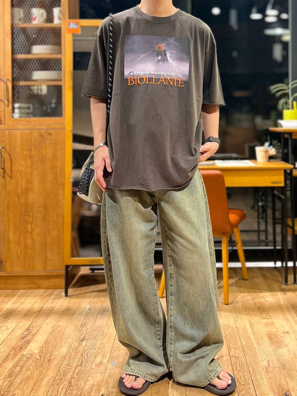グレー系のショルダーバッグ、ブラック系のサンダル、グレー系のTシャツ/カットソーを着用したメンズの夏コーディネートの3枚目の写真