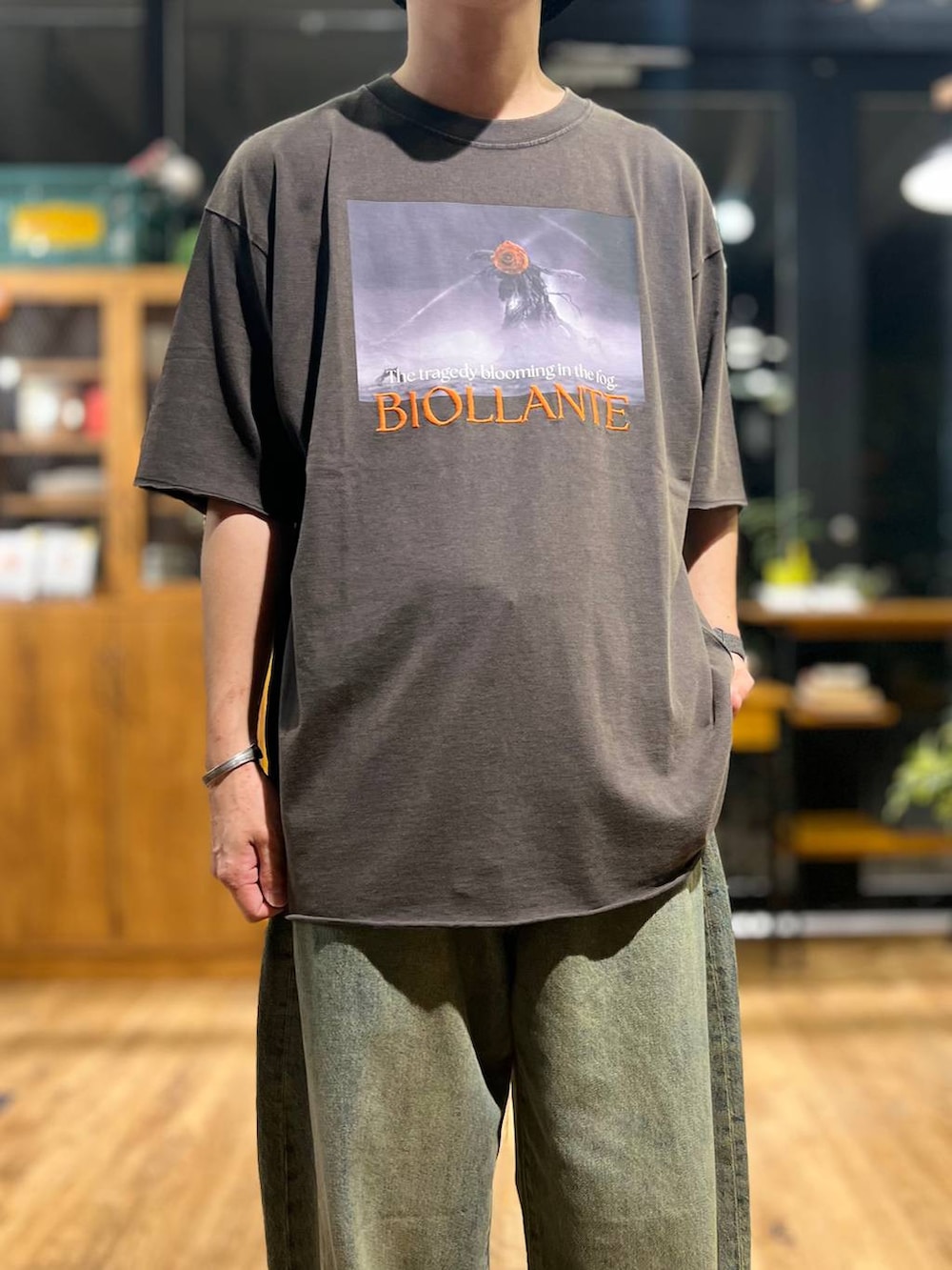 グレー系のショルダーバッグ、ブラック系のサンダル、グレー系のTシャツ/カットソーを着用したメンズの夏コーディネートの6枚目の写真