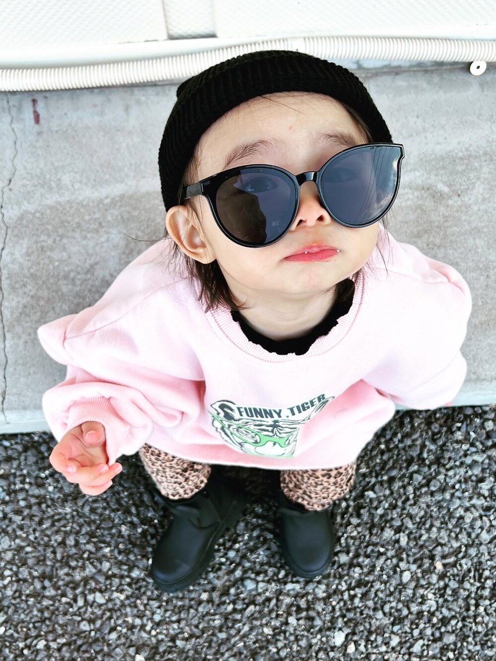 「キッズコーデ、女の子コーデ、ベビーコーデ、おしゃれさんと繋がりたい、韓国子供服、ボーイッシュな女の子、1歳コーデ」｜「ZARA KIDSのアイテム（ブーティ、ブラック系）」を使った、Hinapiさん（キッズ・80cm）の春コーディネートの3枚目の写真