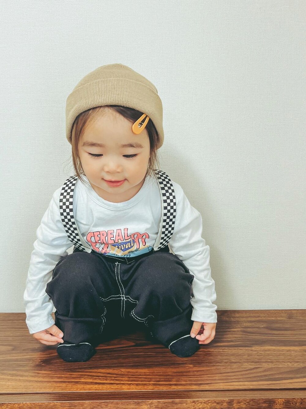 「1歳コーデ、女の子コーデ、おしゃれさんと繋がりたい、ボーイッシュな女の子、ベビーコーデ」｜「韓国子供服のアイテム（デニムパンツ、ブラック系）」を使った、Hinapiさん（キッズ・80cm）の春コーディネートの3枚目の写真