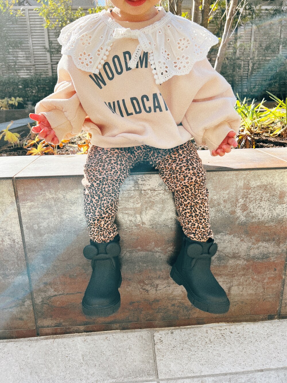 「ベビーコーデ、女の子コーデ、おしゃれさんと繋がりたい、韓国子供服、1歳コーデ、ボーイッシュな女の子」｜「ZARA KIDSのアイテム（ブーティ、ブラック系）」を使った、Hinapiさん（キッズ・80cm）の春コーディネートの4枚目の写真
